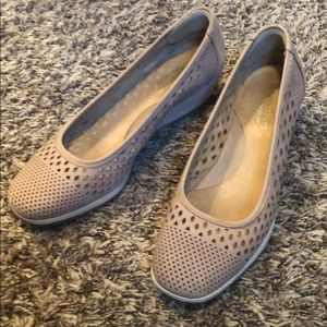 Naturalized wedge dress shoes